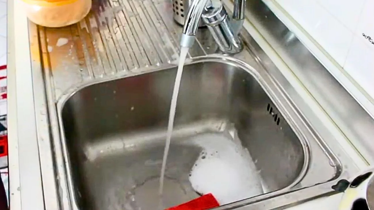 Lavi i piatti a mano